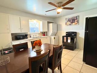 Hill Country 3BR Getaway in NB - 3