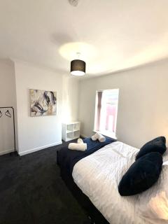Spacious House - Contractors and Groups Welcome - Sleeps 7 - Liverpool - 8