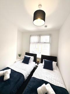 Spacious House - Contractors and Groups Welcome - Sleeps 7 - Liverpool - 4