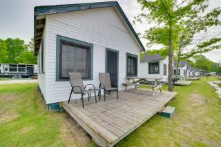 Sandy Beach and Sunset Views Cedarville Cabin! - Cedarville - 0