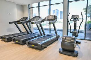 Modern Cozy 1BR Retreat Azizi Riviera Dubai - 3