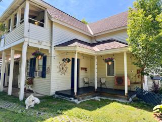 2BR Pet Friendly Gem with Garden - Burlington - 0