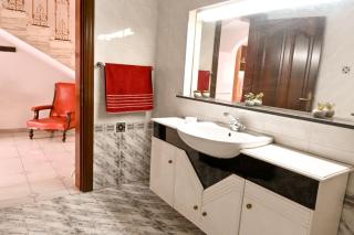 Mediterranean Hostel Villa - - 8