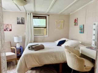 2BR Pet Friendly Gem with Garden - Burlington - 5