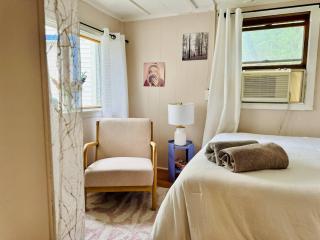 2BR Pet Friendly Gem with Garden - Burlington - 2