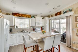 4 Mi to Beach: Fort Myers Home w/ Pool Access! - 2