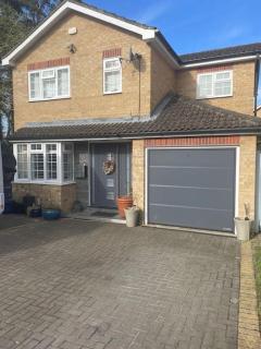 Camberley Retreat With Paws and Parking - Sandhurst - 9