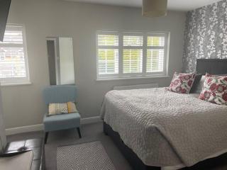 Camberley Retreat With Paws and Parking - Sandhurst - 4