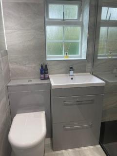 Camberley Retreat With Paws and Parking - Sandhurst - 3