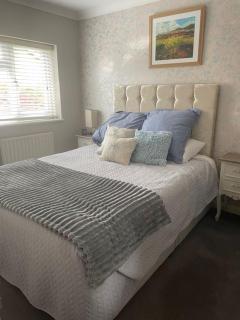 Camberley Retreat With Paws and Parking - Sandhurst - 1