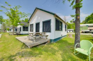 Les Cheneaux Islands Cabin 4 with Deck Pet Friendly - 9