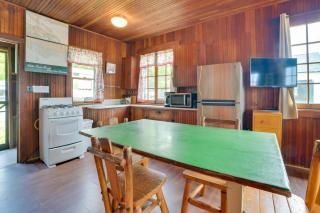 Pet-Friendly Cabin with Deck in Les Cheneaux Islands - Cedarville - 3