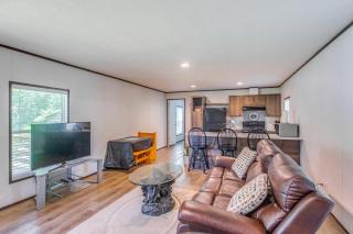 2 Mi to Ocean Isle Beach Family Home with Deck! - Ocean Isle Beach - 0