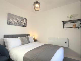 'The Snug Luxe' - A Modern Cosy Luxury 2 - Bed Apartment with Park Views - Free Parking - Northampton - 9