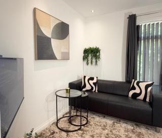 'The Snug Luxe' - A Modern Cosy Luxury 2 - Bed Apartment with Park Views - Free Parking - Northampton - 3