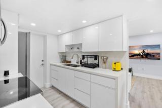 Walk To Coral Gables | SLEEP 8| Free BEACH Package - 1