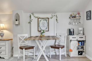 Romantic Getaway Hideout | Soak, Sip, and Relax - McQueeney - 8
