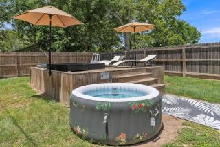 Romantic Getaway Hideout | Soak, Sip, and Relax - McQueeney - 5