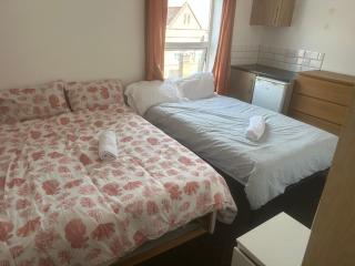 Cosy 4 Bedroom Walsall House - Free WiFi & Parking - Bescot - 3