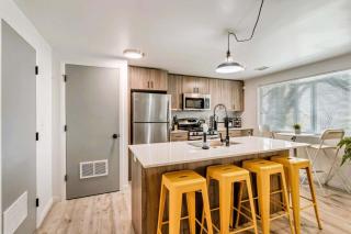Convenient 2BR Apt with Parking Near Downtown SLC - Salt Lake City - 6