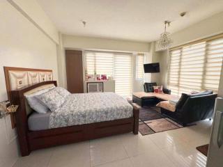 Lovely Unit with Balcony and Pool View I Across NAIA Terminal 3 Airport - Manila - 3