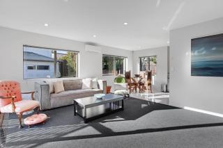 Sun Drenched Comfort close to City Center - 4BR 2BA - Auckland - 0