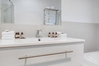 Sun Drenched Comfort close to City Center - 4BR 2BA - Auckland - 3