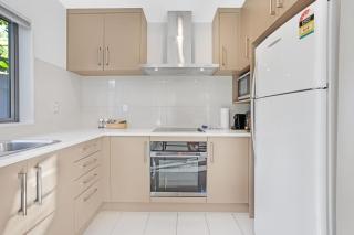 Sun Drenched Comfort close to City Center - 4BR 2BA - Auckland - 2