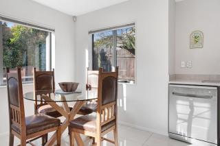Sun Drenched Comfort close to City Center - 4BR 2BA - Auckland - 1