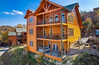 All Fun Games by AvantStay Indoor Pool Game Room Theater Mountain Views Near Pigeon Forge Dollywood - Sevierville - 0