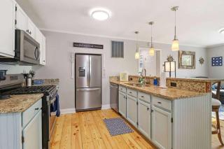 Cute & Cozy Lakeview House on Chain O Lakes with Hot Tub Option - Fox Lake - 0