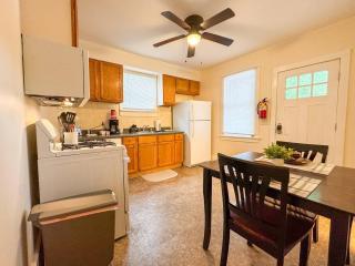 NEW - Mins to UVM - UVMHC - Downtown - Queen Bed - 1