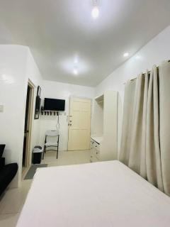 Fully Furnished Studio Type Room with Parking Near Splash Island, Enchanted Kingdom, and Southwoods for Rent Can be long term or short term - Sampong - 2
