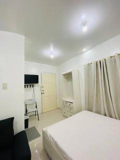 Fully Furnished Studio Type Room with Parking Near Splash Island, Enchanted Kingdom, and Southwoods for Rent Can be long term or short term - Sampong - 1