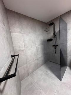 NEW! Villa River Centrally located - 4