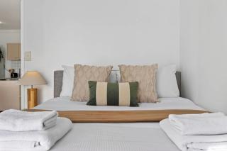 Stylish CBD Stay 2BR with Balcony & Wi-Fi - Perth - 6