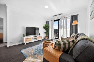 Stylish CBD Stay 2BR with Balcony & Wi-Fi - Perth - 5