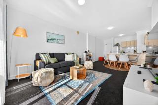 Stylish CBD Stay 2BR with Balcony & Wi-Fi - Perth - 4