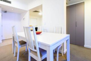 Southport Stay with Pool, Gym & Balcony Views - Gold Coast - 6