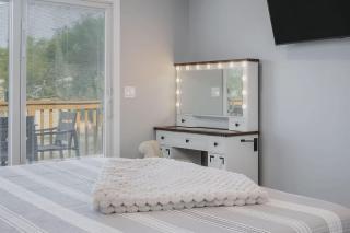 Harbor Clubhouse Modern Waterfront with Hot Tub and Pet Friendly - Fox Lake - 0