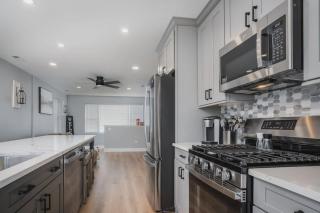 Harbor Clubhouse Modern Waterfront with Hot Tub and Pet Friendly - Fox Lake - 6