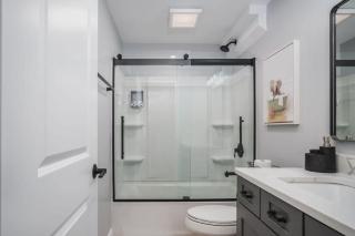 Harbor Clubhouse Modern Waterfront with Hot Tub and Pet Friendly - Fox Lake - 5