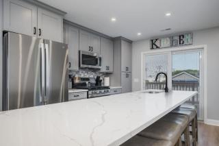 Harbor Clubhouse Modern Waterfront with Hot Tub and Pet Friendly - Fox Lake - 4