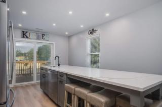 Harbor Clubhouse Modern Waterfront with Hot Tub and Pet Friendly - Fox Lake - 3