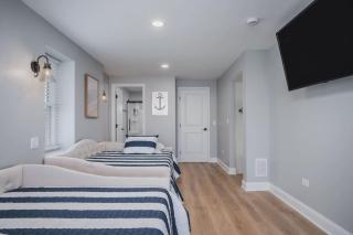Harbor Clubhouse Modern Waterfront with Hot Tub and Pet Friendly - Fox Lake - 2