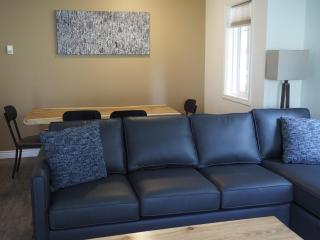 Rocky Mountain Gem - One Level 750 sq ft - Hot Tub - Quiet Condo - Self Check-In - Free Parking - BBQ Fire Pit Area - 7