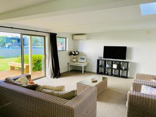 Beach Retreat - Tauranga - 7