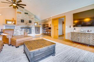 Hot Tub and On-Site Trails Spacious Stockholm Cabin - Stockholm - 6
