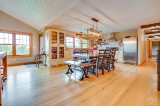 Hot Tub and On-Site Trails Spacious Stockholm Cabin - Stockholm - 4