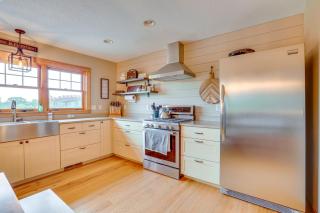 Hot Tub and On-Site Trails Spacious Stockholm Cabin - Stockholm - 1